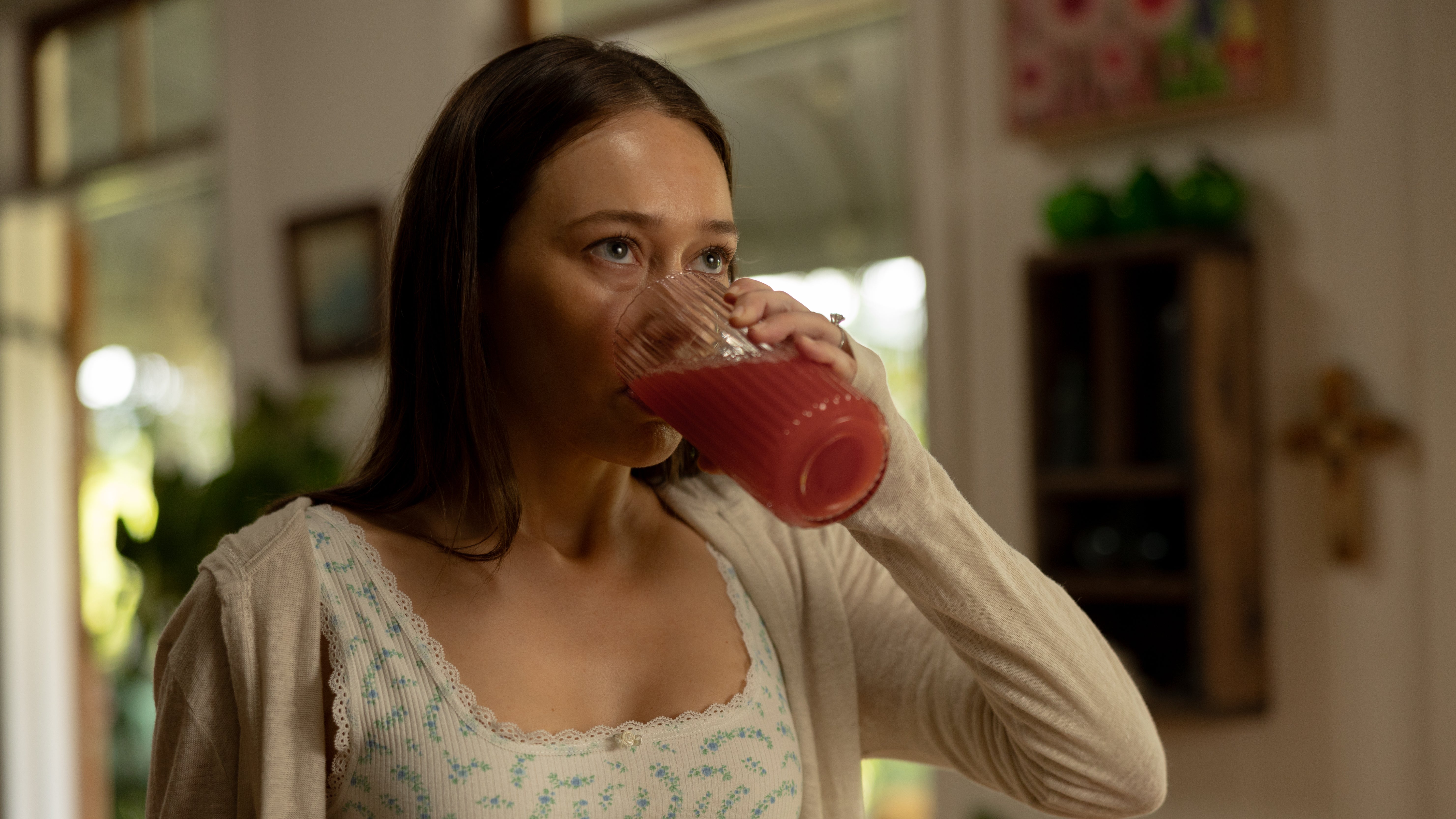 In Apple Cider Vinegar, Milla (played by Alycia Debnam-Carey) attempts to treat her cancer by drinking juice and having coffee enemas